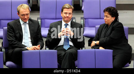 (Dossier) - Un fichier photo datée du 17 décembre 2010 illustre secrétaire général du Parti libéral démocrate (FDP) Christian Lindner (L-R), président de la FDP et le ministre des Affaires étrangères allemand Guido Westerwelle et chef de la FDP Birgit Homburger de parler les uns aux autres au cours d'un débat au Parlement allemand à Berlin, Allemagne. Après des querelles concernant le personnel, la sympathie des électeurs de Banque D'Images