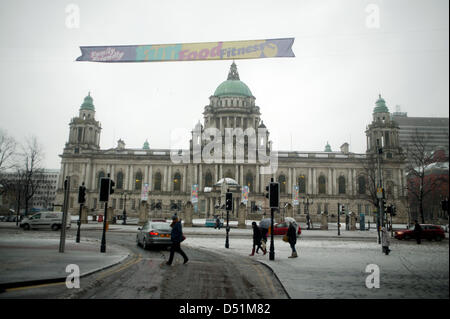 Belfast, en Irlande du Nord, Royaume-Uni. 22 mars 2013. Il y avait d'importantes perturbations à Belfast après une chute de neige la nuit causé des pannes d'électricité et des problèmes de circulation. L'avant de Belfast City hall avec la précédente nuits de neige Banque D'Images