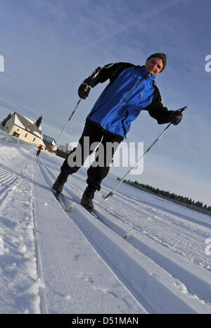 Un cross-country skier skies le long de la piste de ski03 suis loipe près de Breitnau, Allemagne, 27 décembre 2010. Photo : Patrick Seeger Banque D'Images