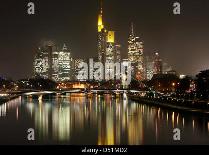 (Afp) - Un fichier photo datée du 29 novembre 2007, montre l'allumé skyline at night à Francfort, Allemagne. L'horizon de Francfort est un lieu privilégié pour la réalisation de films en raison de ses toits pittoresques. Photo : Boris Roessler Banque D'Images