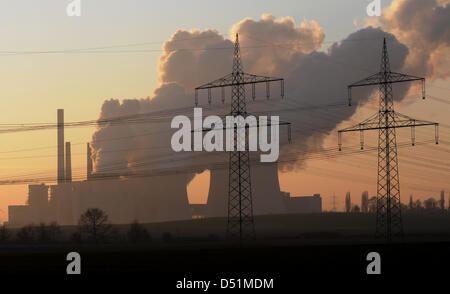 (Dossier) une archive photo datée du 30 décembre 2008 montre l'eau nuages vaper par les tours de refroidissement de lignite en Allemagne, Neurath, 20 décembre 2010. Une étude commandée par le Parti vert montre que l'électricité clients seront probablement payer environ deux milliards d'euros pour beaucoup dans les années à venir. Photo : Horst Ossinger Banque D'Images