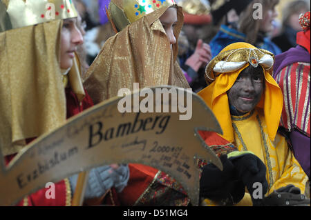 Chanteurs assister à une bénédiction avant qu'ils ne soient envoyés à chanter aux portes dans une église de Bamberg, Allemagne, le 28 décembre 2010. La 53e saison de chanteurs a été inaugurée à la Fait à Bamberg. Les enfants qui ne sont pas habillées comme les trois mages se font du porte à porte dans les prochaines semaines pour recueillir et chanter pour les enfants dans le besoin. Photo : David Ebener Banque D'Images