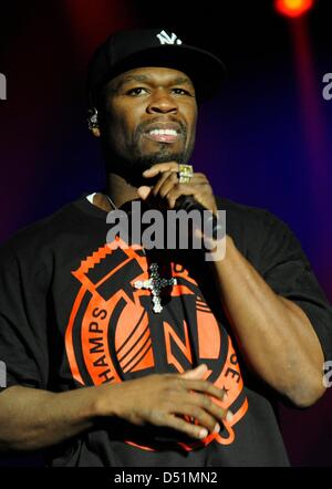 Un fichier photo prise le 23 février 2010 nous montre le rappeur 50 Cent dans C-Halle de spectacle à Berlin, Allemagne. Le 35-year-old a offert à ses voisins pour aider avec la neige après une tempête a frappé la ville de New York. Cependant, le rappeur extrêmement riche ne fut pas un bon samaritain avec une pelle à neige : Il voulait un salaire de 100 $ par heure pour son aide. Photo : Britta Peders Banque D'Images