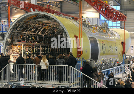 Employés d'Airbus dire au revoir au fuselage terminé pour la cinquième prototype de l'Airbus A400M lors d'une célébration à l'usine de Bremen, Allemagne, 29 décembre 2010. Avec le cinquième prototype, le développement de l'avion militaire est terminée. Photo : Ingo Wagner Banque D'Images