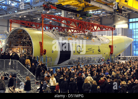 Employés d'Airbus dire au revoir au fuselage terminé pour la cinquième prototype de l'Airbus A400M lors d'une célébration à l'usine de Bremen, Allemagne, 29 décembre 2010. Avec le cinquième prototype, le développement de l'avion militaire est terminée. Photo : Ingo Wagner Banque D'Images