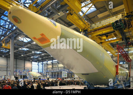 Employés d'Airbus dire au revoir au fuselage terminé pour la cinquième prototype de l'Airbus A400M lors d'une célébration à l'usine de Bremen, Allemagne, 29 décembre 2010. Avec le cinquième prototype, le développement de l'avion militaire est terminée. Photo : Ingo Wagner Banque D'Images