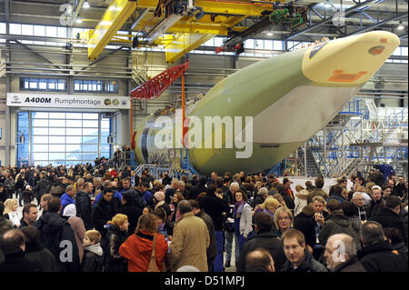 Employés d'Airbus dire au revoir au fuselage terminé pour la cinquième prototype de l'Airbus A400M lors d'une célébration à l'usine de Bremen, Allemagne, 29 décembre 2010. Avec le cinquième prototype, le développement de l'avion militaire est terminée. Photo : Ingo Wagner Banque D'Images