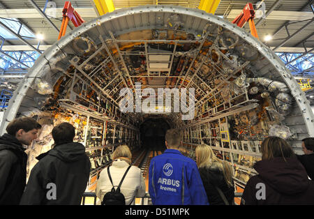 Employés d'Airbus dire au revoir au fuselage terminé pour la cinquième prototype de l'Airbus A400M lors d'une célébration à l'usine de Bremen, Allemagne, 29 décembre 2010. Avec le cinquième prototype, le développement de l'avion militaire est terminée. Photo : Ingo Wagner Banque D'Images