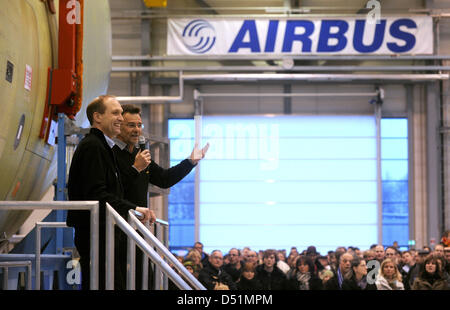 Employés d'Airbus dire au revoir au fuselage terminé pour la cinquième prototype de l'Airbus A400M avec le réalisateur Kai Brueggemann (L) et la tête de fuselages Mario Heinen au cours d'une célébration à l'usine de Bremen, Allemagne, 29 décembre 2010. Avec le cinquième prototype, le développement de l'avion militaire est terminée. Photo : Ingo Wagner Banque D'Images