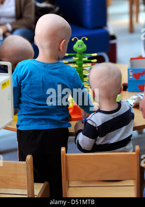 Trois jeunes enfants atteints de cancer jouent ensemble dans le Children's Cancer Ward à l'hôpital de jour à Munich, Allemagne, le 16 décembre 2010. Photo : Tobias Hase Banque D'Images