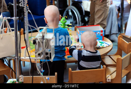 Trois jeunes enfants atteints de cancer jouent ensemble dans le Children's Cancer Ward à l'hôpital de jour à Munich, Allemagne, le 16 décembre 2010. Photo : Tobias Hase Banque D'Images