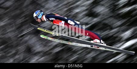 Sauteur à ski autrichien Wolfgang Loitz saute de Schattenberg Hill au cours de la session inaugurale de la 59ème Tournoi quatre collines à Oberstdorf, Allemagne, le 28 décembre 2010. Photo : Daniel Karmann Banque D'Images