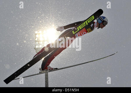 Sauteur à ski autrichien Wolfgang Loitz saute de Schattenberg Hill au cours de la session inaugurale de la 59ème Tournoi quatre collines à Oberstdorf, Allemagne, le 28 décembre 2010. Photo : Daniel Karmann Banque D'Images