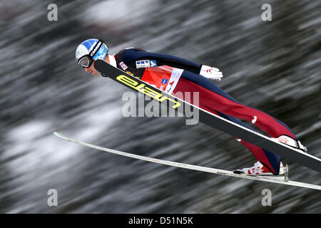 Sauteur à ski autrichien Wolfgang Loitz saute de Schattenberg Hill au cours de la session inaugurale de la 59ème Tournoi quatre collines à Oberstdorf, Allemagne, le 28 décembre 2010. Photo : Daniel Karmann Banque D'Images