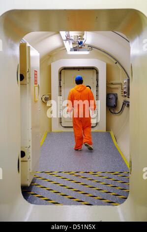 Un fichier photo datée du 16 novembre 2010 montre un employé à la barrière de sécurité qui mène au cœur des centrales nucléaires, de l'Ems à Lingen, Allemagne. Débat public sur l'énergie nucléaire a été parmi les plus importants sujets de 2010 qui ont été couverts dans la presse et la politique. Des centaines de milliers démontré à Berlin, le transport des déchets nucléaires à Gorleben a été un énorme policía Banque D'Images