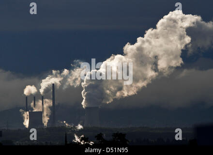 Un fichier photo datée du 30 août 2010 affiche de la vapeur à partir de la cheminée de la centrale de charbon en Staudingen Grosskrotzenburg, Allemagne. La société de l'énergie Eon a obtenu l'autorisation de commencer la construction de l'objet d'un débat hautement bloc 6 à l'usine en Staudingen. Photo : Frank Rumpenhorst Banque D'Images