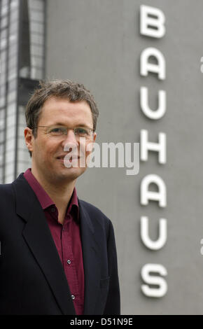 Un fichier photo datée du 5 mars 2009 présente le directeur de la fondation Bauhaus, Philipp Oswalt, dans frontt du bâtiment du Bauhaus à Dessau, Allemagne. Après 80 ans, l'ex-magazine 'traditionnels' Bauhaus publiée à nouveau. Photo : Jens Wolf Banque D'Images