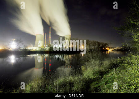 (Afp) - Un fichier photo, datée du 17 novembre 2010, montre de la vapeur émanant de la centrale de Grosskrotzenburg, Allemagne. Le conseil régional dans l'état de Hesse à agrred la construction de l'extension controversée du bloc 6 de la centrale au charbon Stauding dans Großkrotzenburg, fournisseur d'énergie par Eon. L'accord inclus la première étape de la construction concernant Banque D'Images