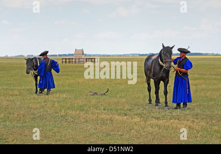 Exposition de chevaux de gulyas (bergers traditionnels / cow-boys) à cheval de chevaux hongrois. Parc national de Hortobágy, Hongrie Banque D'Images