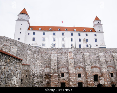 Le château de Bratislava à jour nuageux avec ciel blanc Banque D'Images