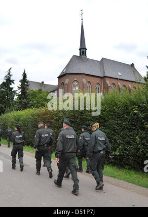 Les agents de police vous pouvez la zone autour de l'abbaye Mariendonk au nord-est de Leverkusen, Allemagne, 26 septembre 2010. La police a commencé une nouvelle recherche de l'absence de garçon Mirco. Quatre groupes d'une centaine ont été à la recherche, dans la région où ils n'avait pas cherché jusqu'à présent. Les 11 ans a disparu depuis 3 semaines. Photo : Julian Stratenschulte Banque D'Images