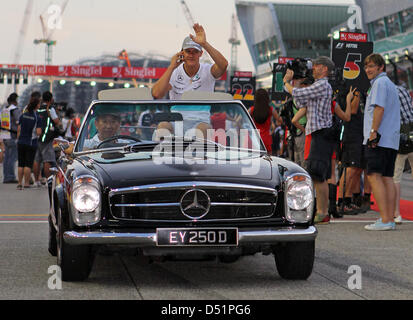 Le pilote allemand Michael Schumacher Mercedes GP prend part à la parade des pilotes pour le Grand Prix de Singapour à Singapour, 26 septembre 2010. Photo : JAN WOITAS Banque D'Images