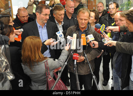 Après 13 personnes sont mortes dans un accident d'autobus sur l'autoroute 10 dans l'état de Brandebourg, près de Berlin, le Premier ministre polonais Donald Tusk (R) et le premier ministre du Brandebourg Platzeck Matthias donner une interview à Hedwigshoehe de Berlin, Allemagne, 26 septembre 2010. Toutes les victimes étaient des pôles. Photo : Patrick Pleul Banque D'Images