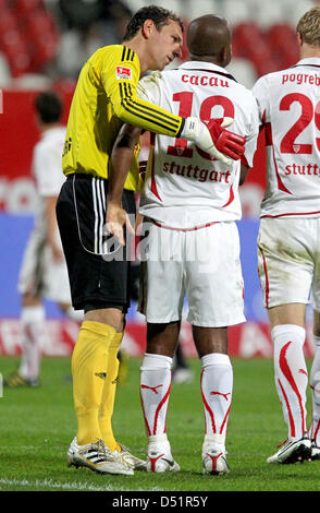 Gardien de Nuremberg Raphael Schaefer (L) vérifie la condition de Stuttgart Cacau (C) au cours de la Bundesliga allemande correspondent à 1.FC Nremberg contre le VfB Stuttgart au stade easyCredit à Nuremberg, Allemagne, 22 septembre 2010. Nuremberg a remporté le match avec 2-1. Photo : Daniel Karmann Banque D'Images