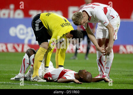 Gardien de Nuremberg Raphael Schaefer (L) vérifie la condition de Stuttgart Cacau (C) au cours de la Bundesliga allemande correspondent à 1.FC Nremberg contre le VfB Stuttgart au stade easyCredit à Nuremberg, Allemagne, 22 septembre 2010. Nuremberg a remporté le match avec 2-1. Photo : Daniel Karmann Banque D'Images