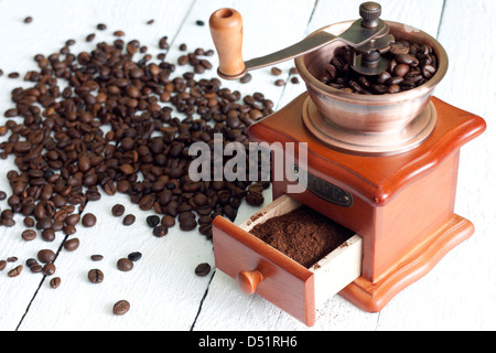 Moulin à café et vintage still life sur des planches Banque D'Images