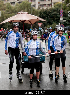 Les participants au Marathon des patins des pluies à travers Berlin, Allemagne, le 25 septembre 2010. Photo : MArcel Mettelsiefen Banque D'Images