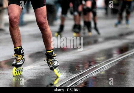 Les participants au Marathon des patins des pluies à travers Berlin, Allemagne, le 25 septembre 2010. Photo : Marcel Mettelsiefen Banque D'Images