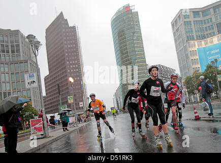 Les participants au Marathon des patins des pluies à travers Berlin, Allemagne, le 25 septembre 2010. Photo : Marcel Mettelsiefen Banque D'Images