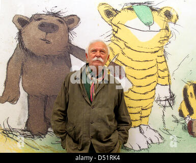 Illustrator und Geschichtenerzähler Janosch posiert am Samstag (25.09.2010) in der Ludwig Galerie Schloss Oberhausen vor seinem Bild 'Der Tiger mit Nase grüner' (2005). Die Ausstellung und andere Welten 'Panama' zeigt vom 26.09. bis 9.01.2011 über 200 Arbeiten des Künstlers dans Entwurfzeichnungen Aquarellen originalen und Radierungen,. Foto : Roland Weihrauch dpa/lnw Banque D'Images