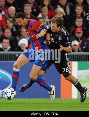 Holger Badstuber de Munich (r) se bat pour la balle avec Bâle Marco Streller (l) lors de la Ligue des Champions groupe e match entre le FC Bâle et le Bayern Munich au stade du Parc Saint-Jacques à Bâle, Suisse, le 28 septembre 2010. Photo : Patrick Seeger dpa Banque D'Images