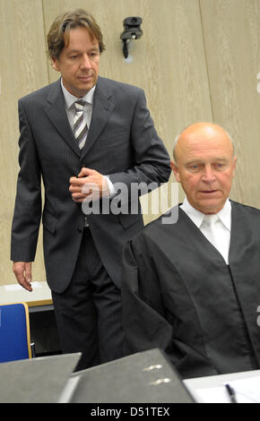 Météorologue et presenter Joerg Kachelmann se tient derrière son avocat Klaus Schroth dans le tribunal régional de Mannheim, Allemagne, 29 septembre 2010. Le 52-year-old Swiss Kachelmann est accusé de menacer l'une de ses amies de longue date avec un couteau et la violer. Il insiste pour ne pas être coupable. Photo : Ronald Wittek Banque D'Images