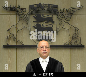 Le juge Michael Seidling se trouve dans le tribunal régional de Mannheim, Allemagne, 29 septembre 2010. Météorologue et presenter Joerg Kachelmann est accusé de menacer l'une de ses amies de longue date avec un couteau et la violer. Il insiste pour ne pas être coupable. Photo : Ronald Wittek Banque D'Images