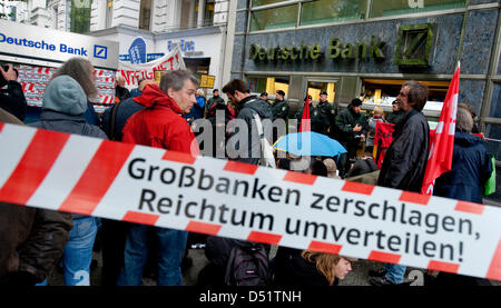 Environ 100 manifestants bloquer l'entrée d'une succursale de la Deutsche Bank à Berlin, Allemagne, 29 septembre 2010. La "désobéissance civile" est une réaction à l'ensemble de l'épargne du gouvernement allemand. Photo : Robert Schlesinger Banque D'Images