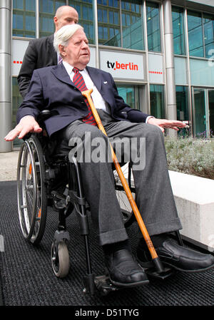 L'ancien chancelier allemand Helmut Schmidt assiste à l'inauguration du monument "Pères de l'unité" à l'Axel Springer à Berlin, Allemagne, 29 septembre 2010. Les bustes en bronze afficher l'ancien président américain George Bush, l'ancien président russe Mikhaïl Gorbatchev et l'ancien chancelier allemand Helmut Kohl. Photo : Wolfgang Kumm Banque D'Images