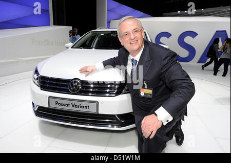 Martin Winterkorn, président de Volkswagen, presentsa nouvelle VW Passat au Paris Motor Show 'Mondial de l  Automobile' à Paris, France, 30 septembre 2010. L'Automobile de Paris se tient tous les deux ans et est l'une des plus grandes présentations de véhicules à moteur dans le monde. Cette année, l'accent de la série se trouve sur les voitures électriques et plus de 300 exposants de 20 pays sont Banque D'Images