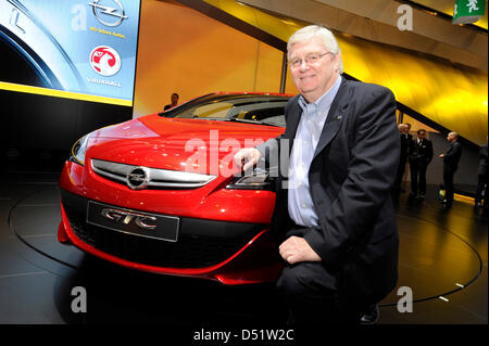 Nick Reilly, président d'Opel, présente une Opel Astra GTC au Paris Motor Show 'Mondial de l  Automobile' à Paris, France, 30 septembre 2010. L'Automobile de Paris se tient tous les deux ans et est l'une des plus grandes expositions de véhicules à moteur dans le monde. Cette année, l'accent de la série se trouve sur les voitures électriques et plus de 300 exposants venus de 20 pays sont attendus t Banque D'Images