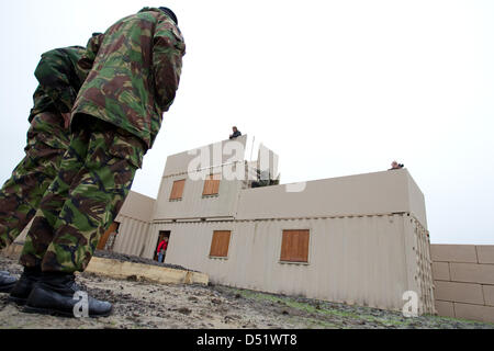 Stand des soldats sur le terrain de la zone d'entraînement militaire britannique 'Normandie' casernes dans Paderborn-Sennelager, Allemagne, 1 octobre 2010. Le 1er octobre 2010, les représentants des autorités allemandes ont visité la zone d'entraînement pour avoir une idée des installations. Photo : Friso Gentsch Banque D'Images