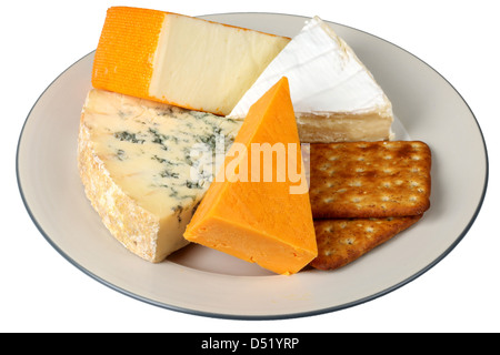 Sélection de fromages et desserts savoureux biscuits complets, isolé contre l'arrière-plan blanc, avec chemin de détourage et aucun peuple Banque D'Images