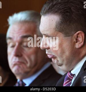 Premier Ministre du Baden Württemberg, Stefan Mappus (R), et le ministre de l'intérieur Heribert RECH grimace au cours d'une cérémonie célébrant le 20e anniversaire de l'unité allemande dans le parlement de l'état à Stuttgart, Allemagne, 06 octobre 2010. Le projet de chemin de fer fortement contestée Stuttgart 21 seront discutées session plénière, avec Mappus aborder la question avec une déclaration du gouvernement. Banque D'Images