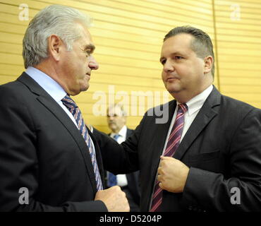 Premier Ministre du Baden Württemberg, Stefan Mappus (R), et le ministre de l'intérieur Heribert RECH sont représentés dans le parlement de l'état à Stuttgart, Allemagne, 06 octobre 2010. Le projet de chemin de fer fortement contestée Stuttgart 21 sera discutée avec Mappus abordant la question d'une déclaration du gouvernement. Photo : Bernd Weissbrod Banque D'Images