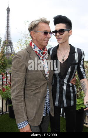 Wolfgang Joop pose avec le chanteur et leader de Tokio Hotel, Bill Kaulitz, lors de la présentation de son "Wunderkind" collection printemps/été 2011 à Paris PRET A PORTER à Paris, France, 06 octobre 2010. La présentation de la collection printemps-été 2011 se déroule du 28 septembre au 6 octobre 2010. Photo : Hendrik Ballhausen Banque D'Images