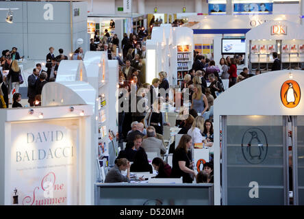 Visiteurs à la Foire du livre de Francfort-sur-Main, Allemagne, 06 octobre 2010. La plus grande foire pour livres imprimés et numériques se tiendra du 06 octobre au 10 octobre 2010 avec l'Argentine en tant qu'invité d'honneur et présente plus de 7 000 exposants venus de 113 pays. Photo : Uli Deck Banque D'Images