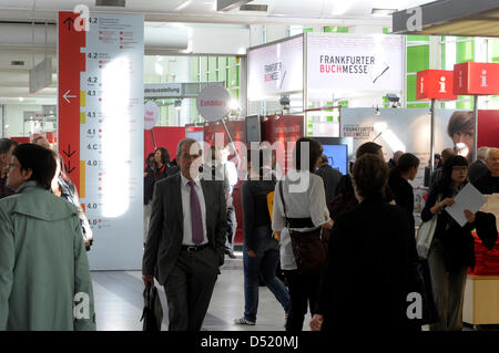 Visiteurs à la Foire du livre de Francfort-sur-Main, Allemagne, 06 octobre 2010. La plus grande foire pour livres imprimés et numériques se tiendra du 06 octobre au 10 octobre 2010 avec l'Argentine en tant qu'invité d'honneur et présente plus de 7 000 exposants venus de 113 pays. Photo : Uli Deck Banque D'Images