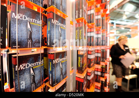 Visiteurs à la Foire du livre de Francfort-sur-Main, Allemagne, 06 octobre 2010. La plus grande foire pour livres imprimés et numériques se tiendra du 06 octobre au 10 octobre 2010 avec l'Argentine en tant qu'invité d'honneur et présente plus de 7 000 exposants venus de 113 pays. Photo : Uli Deck Banque D'Images