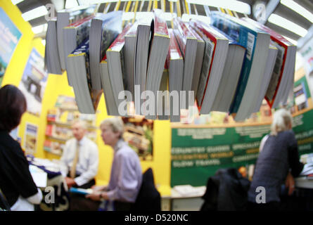 Visiteurs à la Foire du livre de Francfort-sur-Main, Allemagne, 07 octobre 2010. La plus grande foire pour livres imprimés et numériques se tiendra du 06 octobre au 10 octobre 2010 avec l'Argentine en tant qu'invité d'honneur et présente plus de 7 000 exposants venus de 113 pays. Photo : Frank Rumpenhorst Banque D'Images